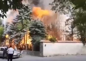 В Кишиневе возле Легкоатлетического манежа загорелось около 300 квадратных метров сухой травы. Чтобы огонь не перекинулся на машины, люди  передвигали их вручную | VIDEO