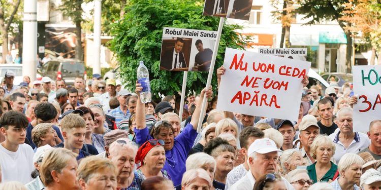 Un nou protest în fața Procuraturii Generale. Оamenii au cerut eliberarea deputatului Partidului „ȘOR”, Marina Tauber