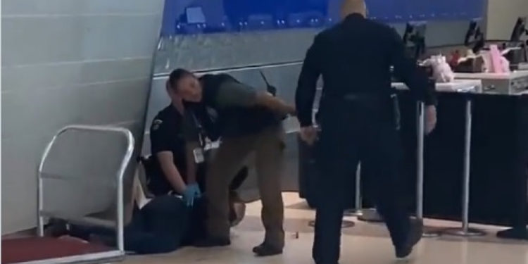 Haos pe un aeroport din Texas, după ce o femeie a scos un pistol și a început să tragă