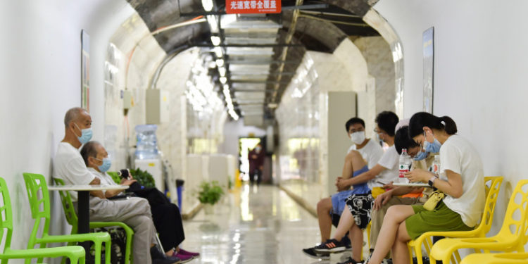 Caniculă și precipitații record în China. Oamenii se ascund în buncăre, lucrătorii care fac teste Covid se prăbușesc pe stradă