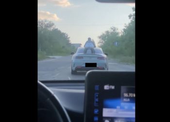 Moment periculos în trafic: Un tânăr a fost filmat deplasându-se pe acoperișul unui automobil | VIDEO