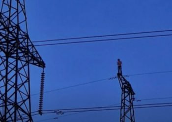 В Хынчештах 17-летний юноша погиб, упав с опоры линии электропередач | VIDEO