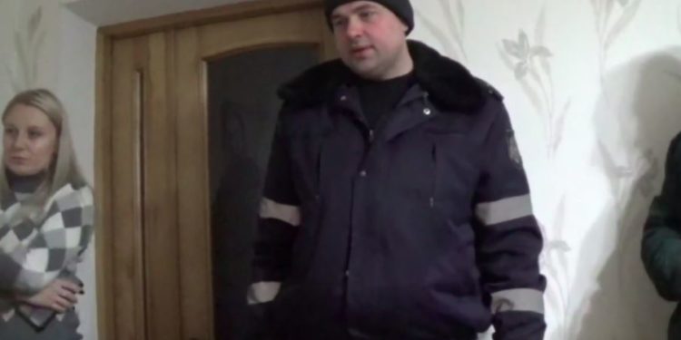 Bărbatul care a terorizat non-stop trei familii cu muzică funerară pentru că acestea au refuzat să-și vândă locuințele și-a primit sentința