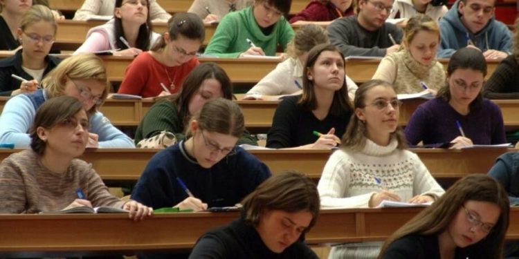 Peste 8.700 de tineri vor fi admiși la studii cu finanțare de la bugetul de stat. Planul de admitere, aprobat de cabinetul de miniștri