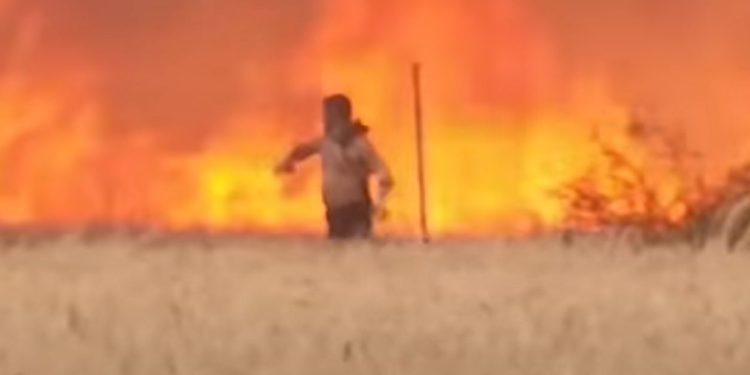 Imagini cu impact emoțional: Momentul în care un bărbat fuge cu hainele în flăcări, din calea incendiului din Spania