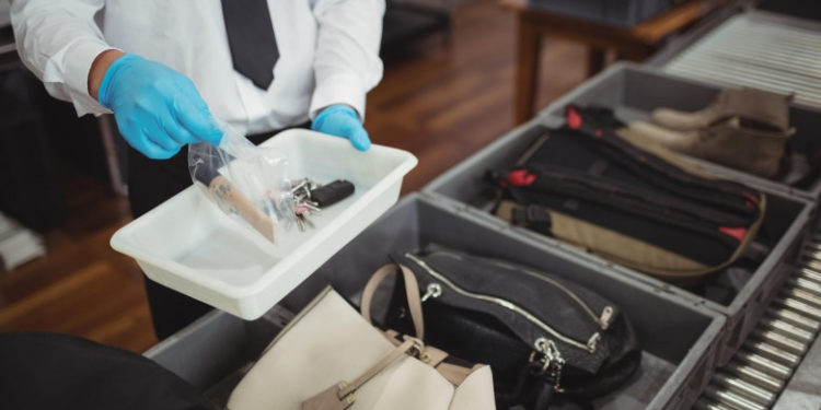 Primul aeroport din România, printre puținele din Europa, unde pasagerii nu mai scot la control lichidele şi electronicele din bagaj