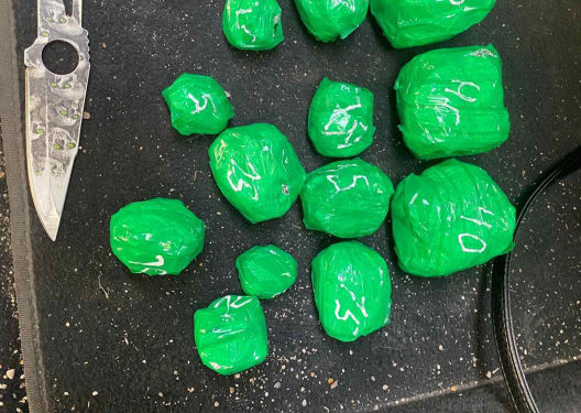 Concubini din Sîngerei – reținuți în Chișinău în flagrant pentru trafic de droguri. În urma perchezițiilor, au fost ridicate peste 1,5 kg de droguri