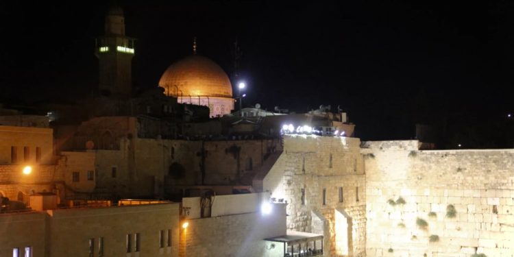 В Иерусалиме у Стены плача обстреляли автобус. Есть пострадавшие