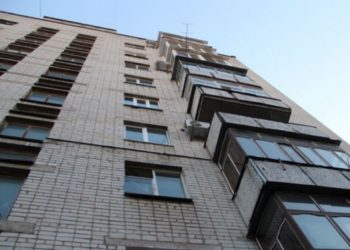 В Кишиневе мужчина разбился, упав с крыши 9-этажного дома