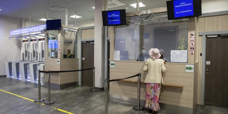 Страны ЕС договорились приостановить соглашение с Россией об упрощенной выдаче виз. Полного запрета на туристические визы не будет