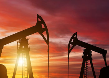 Нефть Brent подешевела до $99 за баррель после резкого снижения накануне