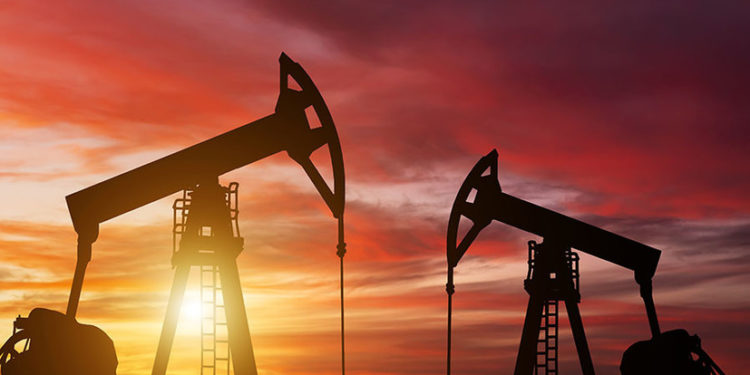 Нефть Brent подешевела до $99 за баррель после резкого снижения накануне