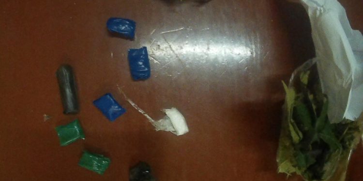 В Резине неизвестный забросил через забор тюрьмы пакеты с наркотиками