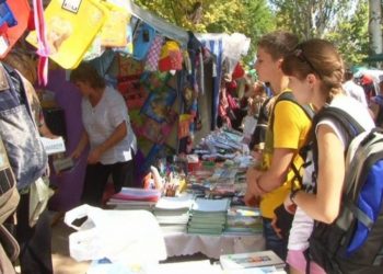 «Всё сильно подорожало». Родители школьников устремились за канцтоварами на рынки, магазины и ярмарки. Сколько в этом году стоят школьные принадлежности | VIDEO