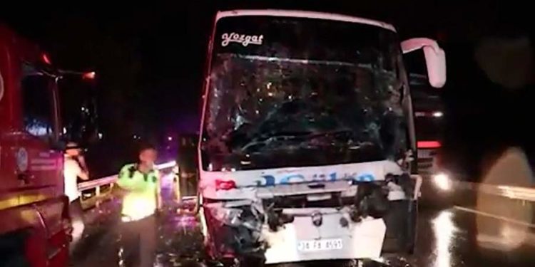 При столкновении автобуса с грузовиком 25 человек пострадали в Турции