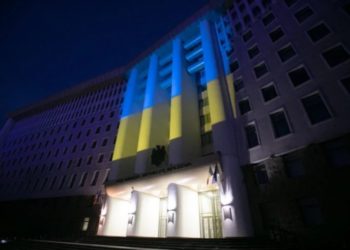 В знак солидарности здание парламента Молдовы 24 августа подсветили в цвета украинского флага | VIDEO