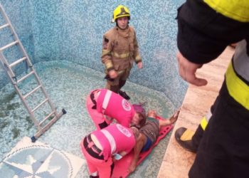 Мужчине, упавшему в пустой бассейн, потребовалась помощь спасателей