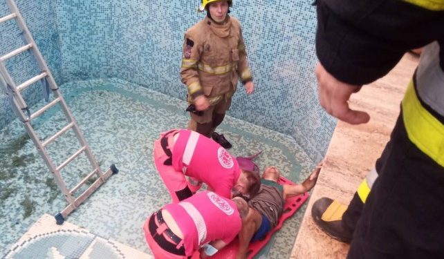 Мужчине, упавшему в пустой бассейн, потребовалась помощь спасателей