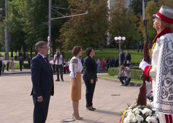 Руководство Молдовы и депутаты первого созыва парламента страны возложили цветы к памятнику Штефану чел Маре