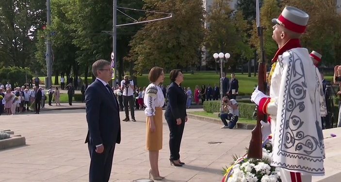 Руководство Молдовы и депутаты первого созыва парламента страны возложили цветы к памятнику Штефану чел Маре