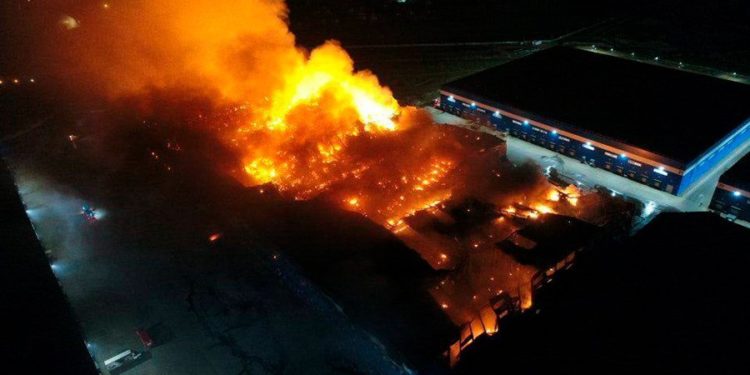 Пожар на складе Ozon в Подмосковье потушили. На это потребовалось более 17 часов