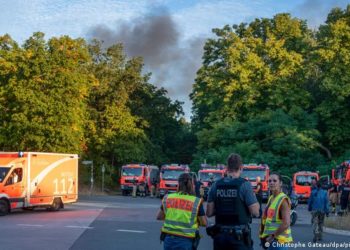 На западе Берлина после взрыва на складе с боеприпасами бушует пожар