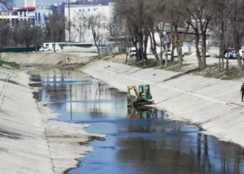 Работы по очистке и бетонированию дна реки Бык привели к ее обмелению. Горожане одобряют изменения, а экологи бьют тревогу и предупреждают о проблемах | VIDEO