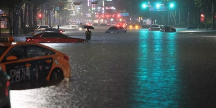 Сильнейший за 80 лет ливень унес жизни семи человек в Южной Корее