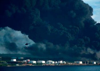 В кубинском порту загорелся четвертый резервуар с нефтью