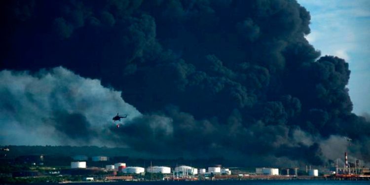В кубинском порту загорелся четвертый резервуар с нефтью