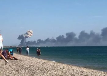 Очевидцы сообщили о взрывах в поселке Новофедоровка в Крыму. Там расположен военный аэродром
