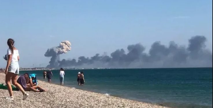 Очевидцы сообщили о взрывах в поселке Новофедоровка в Крыму. Там расположен военный аэродром