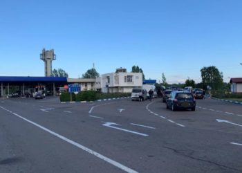 На двух КПП образовались очереди