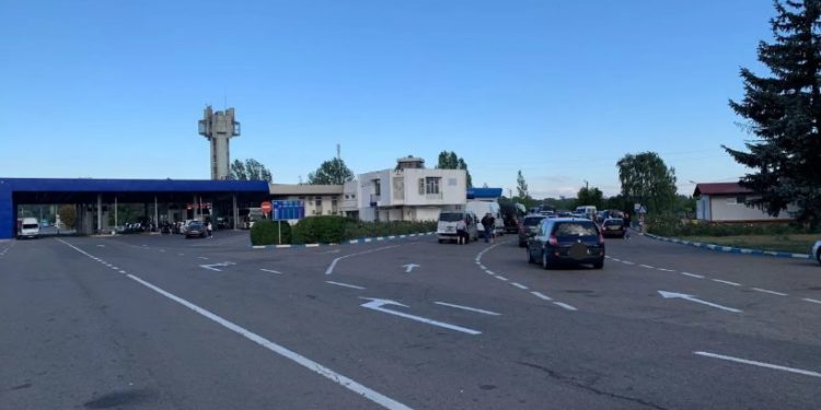 На двух КПП образовались очереди