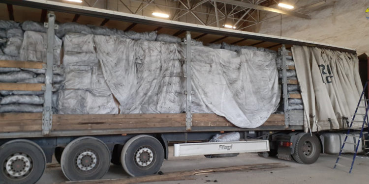 Aproape șase milioane de țigarete, camuflate într-o remorcă, au fost depistate la vama Costești, la ieșirea din țară, spre România