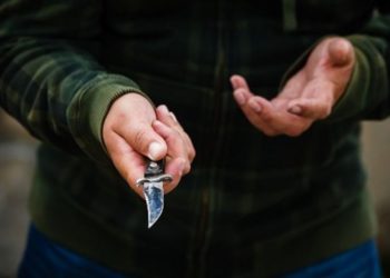 Сотруднице одной из столичных автозаправок неизвестный угрожал ножом