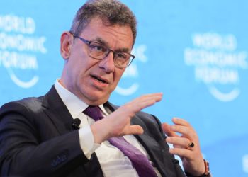 Глава Pfizer, четырежды привитый от коронавируса, сдал положительный тест