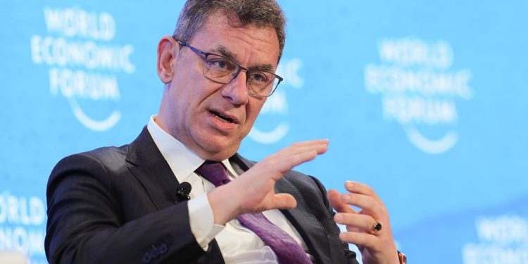 Глава Pfizer, четырежды привитый от коронавируса, сдал положительный тест