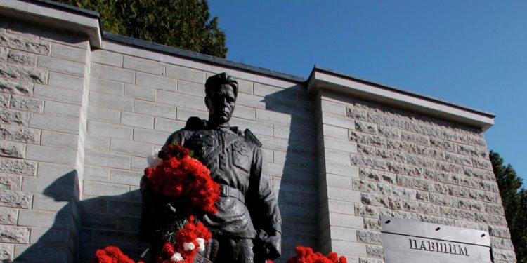 Власти Эстонии решили убрать с улиц все советские памятники
