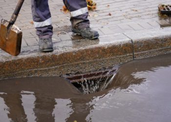 В Москве во время дождя 12 рабочих провалились в канализационный люк. Троих человек унесло водой в сторону Москвы-реки
