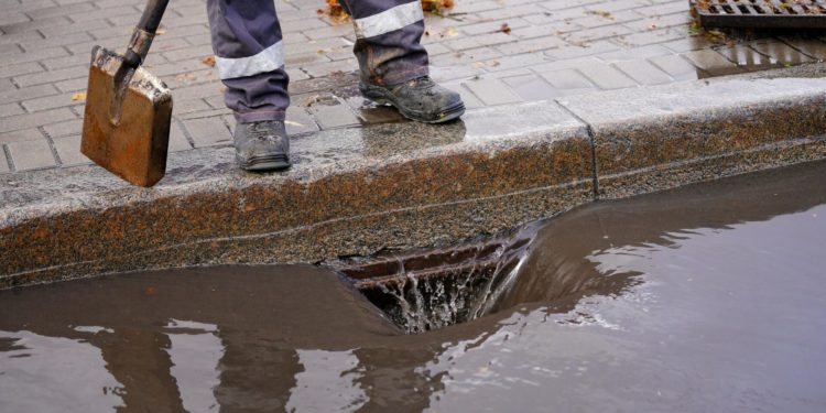 В Москве во время дождя 12 рабочих провалились в канализационный люк. Троих человек унесло водой в сторону Москвы-реки