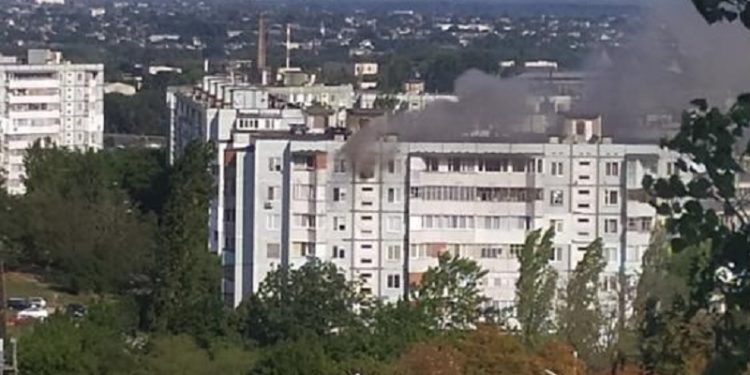 Pompierii luptă cu flăcările izbucnite într-un bloc cu nouă etaje din Bender