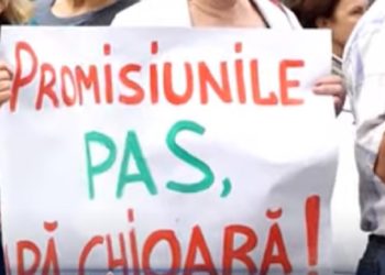 Flashmob împotriva scumpirii tarifelor pentru apă, organizat de PCRM și Partidul „ȘOR”, la ANRE: Vremuri bune pe apa sâmbetei! | VIDEO