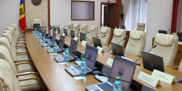 В правительстве появится новая должность. Какие зарплаты будут у новых сотрудников?