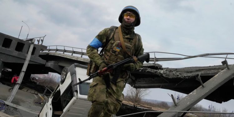 Amnesty International acuză armata ucraineană că pune în pericol civilii. Reacție dură din partea Kievului