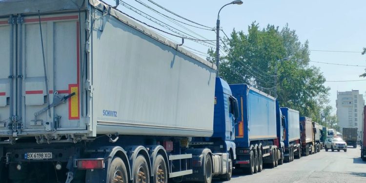 Город-порт Галац переполняют фуры: власти ввели ограничения