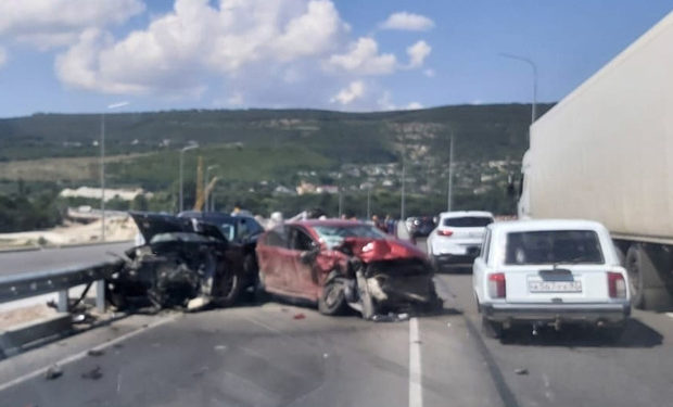 Десятки легковых и грузовых машин столкнулись под Севастополем