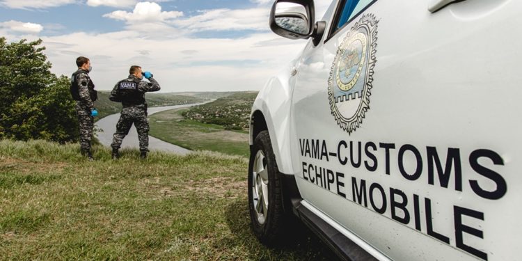 Controale la un parc de dezmembrări auto: ofițerii vamali au identificat alte 23 autoturisme cu numere străine