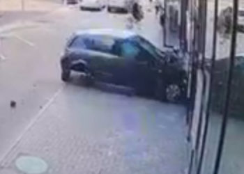 В шаге от трагедии: в столице машина едва не сбила пешехода и врезалась в здание