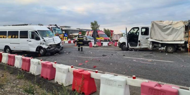 13 persoane au fost rănite după ce un microbuz cu pasageri din R. Moldova a nimerit în accident, sub Iași, România